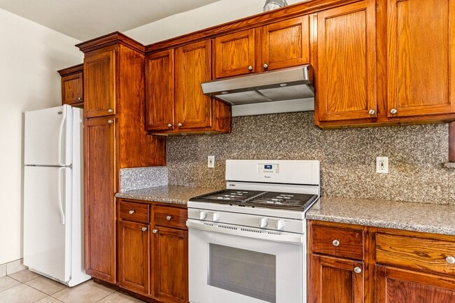 Building Photo - Newly Remodeled 4-Bedroom Oakland Duplex with Gated Parking