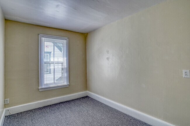 Building Photo - 132 W Mt Vernon St