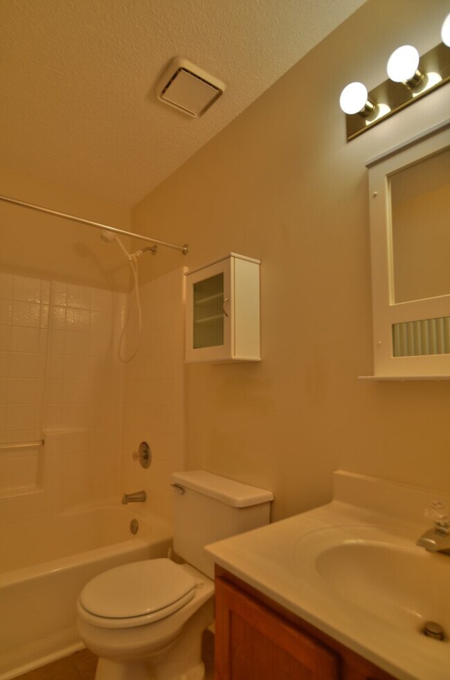 Building Photo - Coming Soon! 2BR 2.5 BA Townhome in Yorktown!