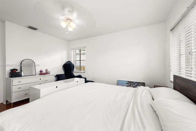 Building Photo - 1545 Normandy Dr