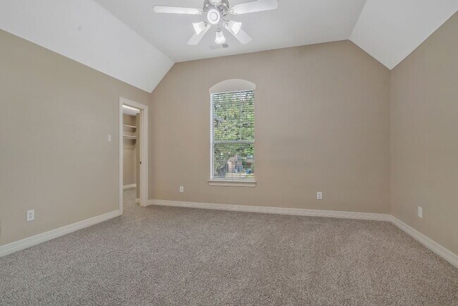 Building Photo - "Luxurious 5-Bed, 4-Bath Retreat in Grapevine - Expansive 4,428 Sq. Ft. Haven in Carroll ISD!"