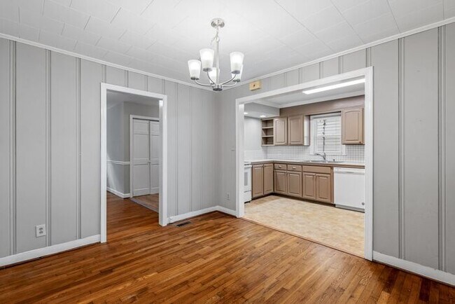 Building Photo - Updated Home- Near State Street! LR, DR, J...