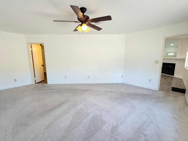 Building Photo - 4536 E Cheyenne Dr