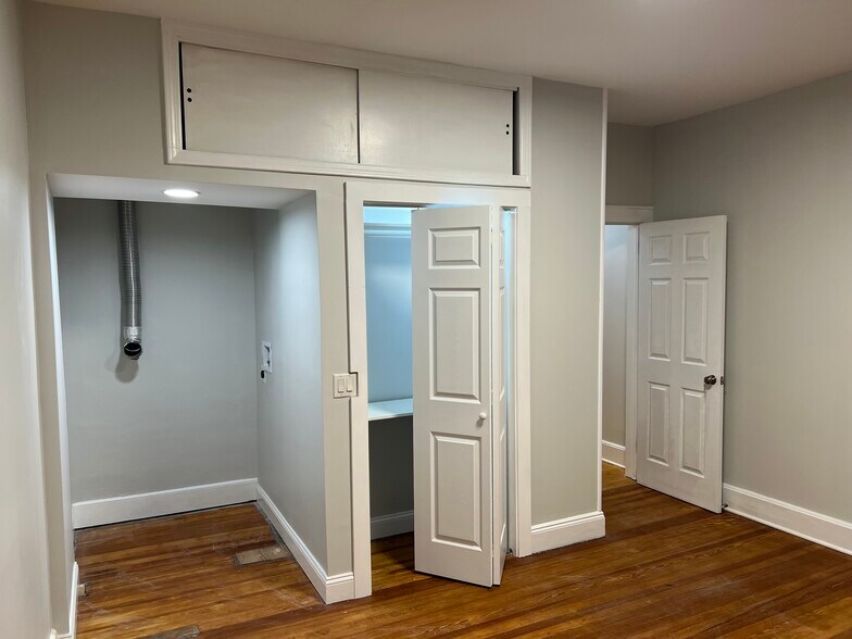 Building Photo - 40 Nichols St