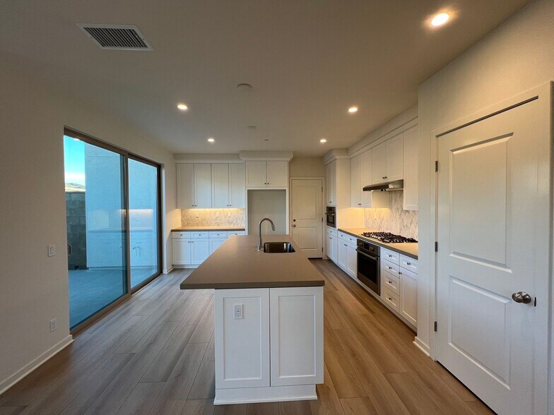 Building Photo - 104 Sugarwood