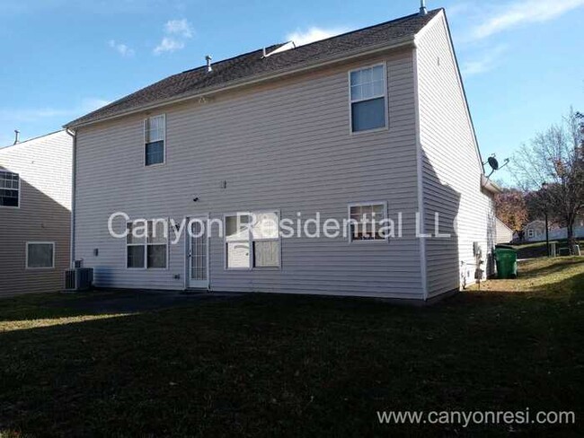 Building Photo - Beautiful, spacious 3-bedroom house with b...