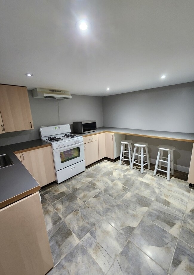 Building Photo - 106 Mound St