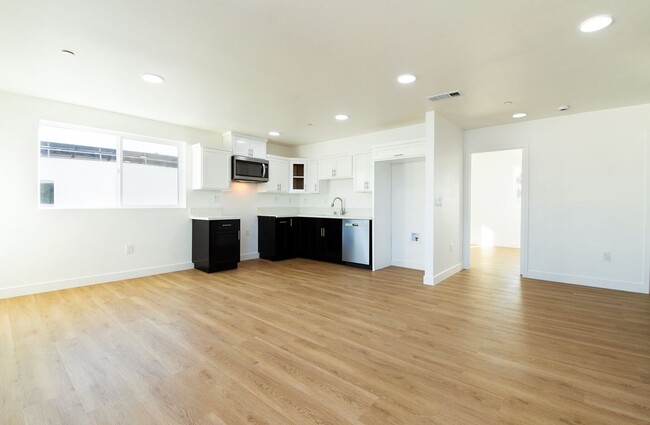 Building Photo - 912 56th St