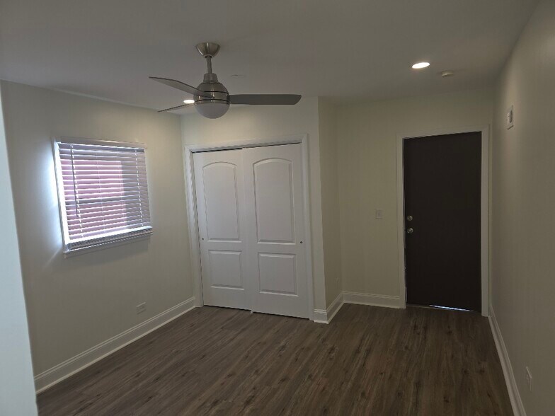 Building Photo - 826 E Capri Dr