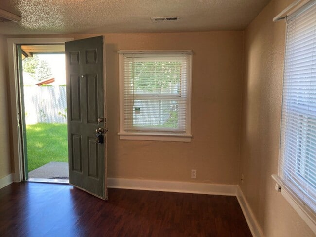 Building Photo - Shadle Area Home