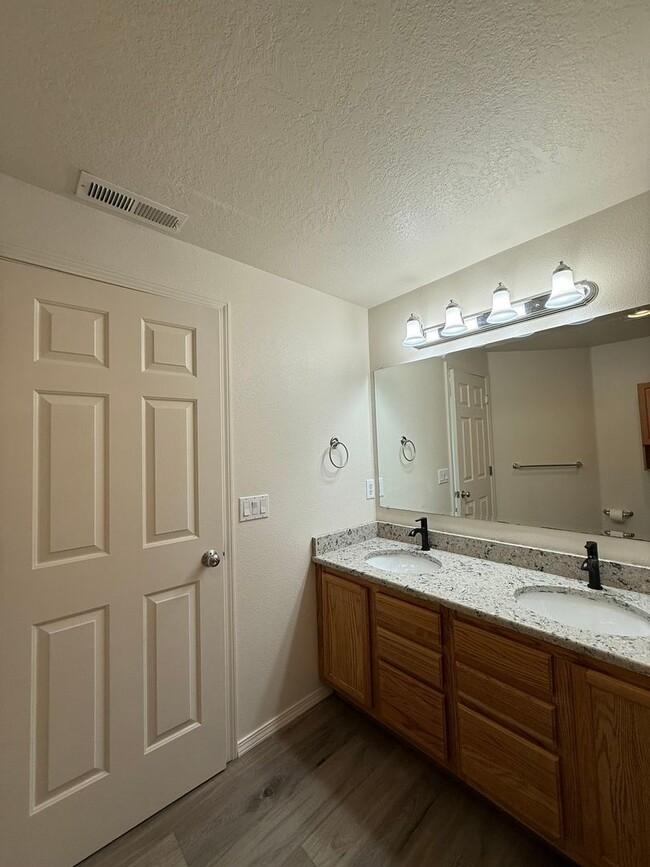 Building Photo - Freshly Updated Four Bedroom