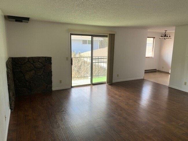 Building Photo - 2 Bed/1 Bath SE Bend Condo with Single Car...