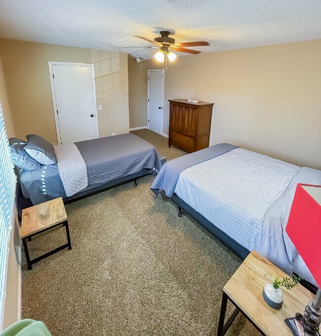 Building Photo - Spacious Stay for Crews | 4BR + Parking + ...
