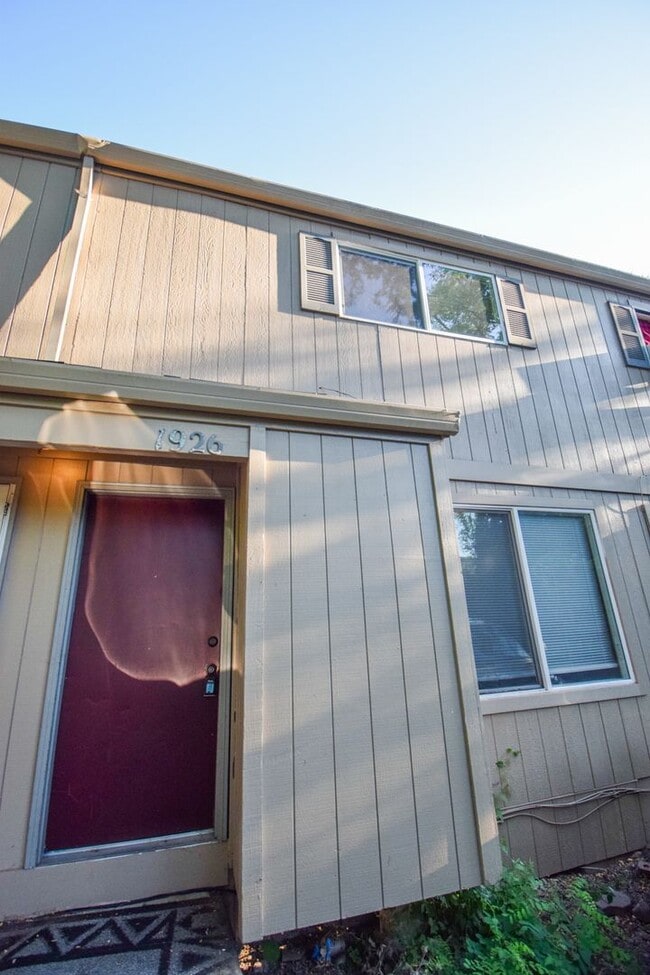 Building Photo - Spacious 2 BR Townhome in SW Portland! W/S/G is Included