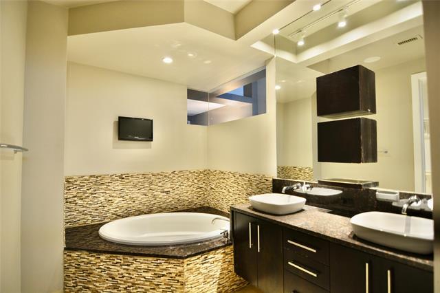 Building Photo - 2600 W 7th St