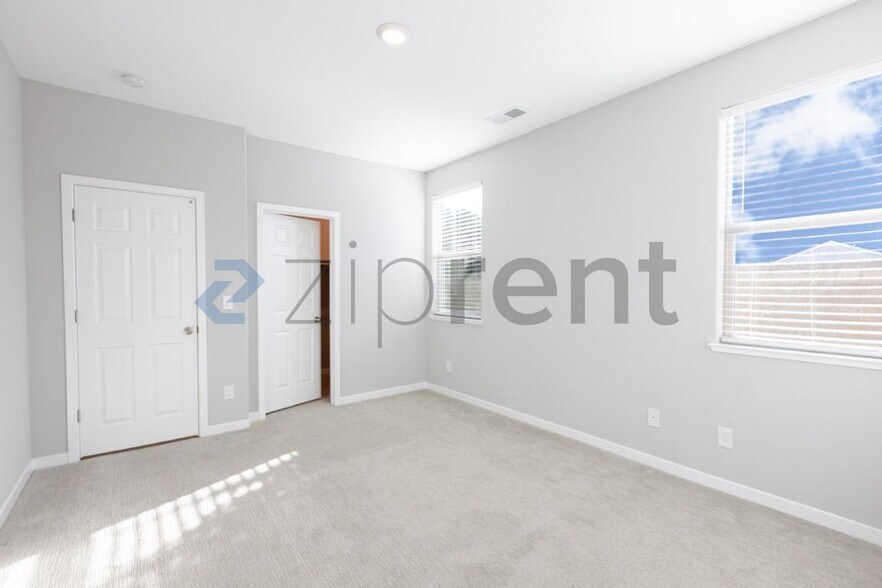 Building Photo - Unit