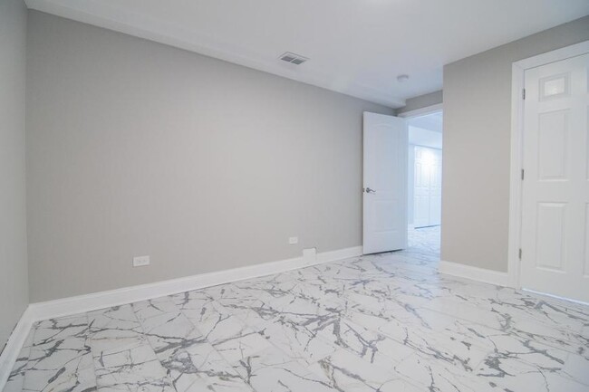 Building Photo - 2 bedroom in Chicago IL 60651