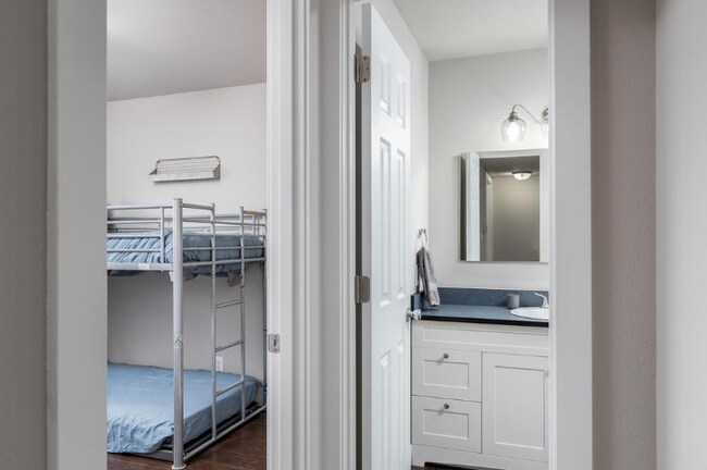 Building Photo - "Charming 2-Bed Oasis with 988 Sq Ft of Comfort in Cheyenne!"