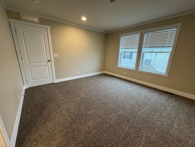 Building Photo - 48599 Lakeview E