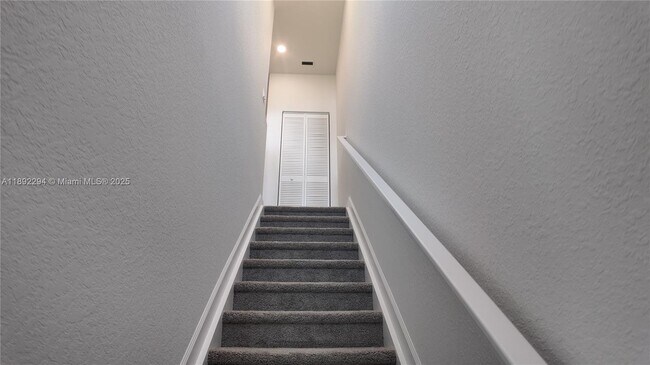 Building Photo - 830 SE grovebush Ln