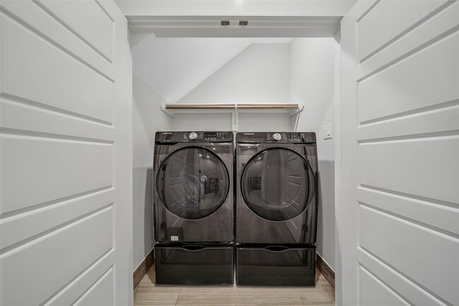 Building Photo - 814 Thornton Rd