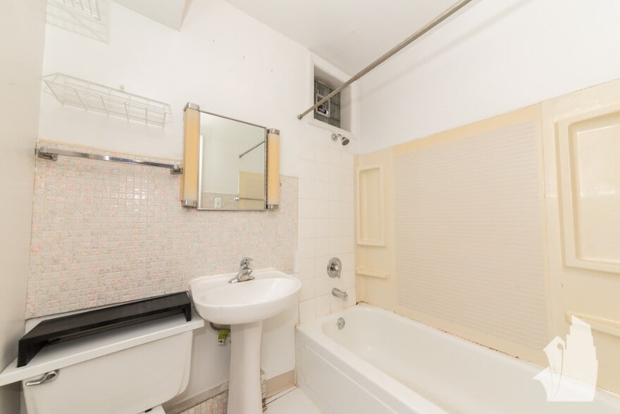 Building Photo - 1509 W Barry Ave