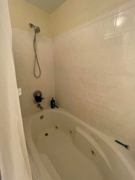 Master bathroom - 320 Jennifer Ln