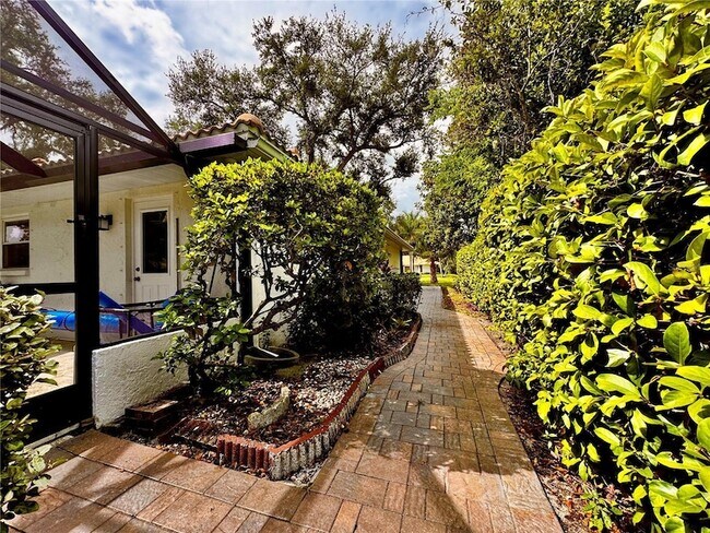 Building Photo - 3601 Garden Lakes Clenet