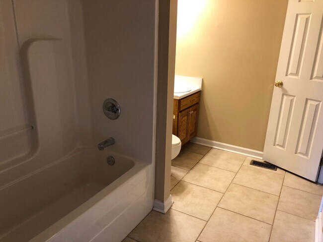 Building Photo - 3B/3B Townhome With A Fenced Yard Available Fall 2026!