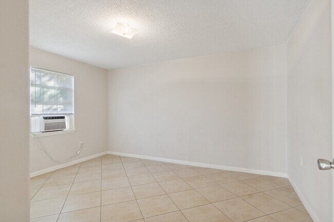 Building Photo - 1861 Dolphin Dr