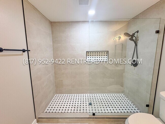 Building Photo - 607 Lake View Dr