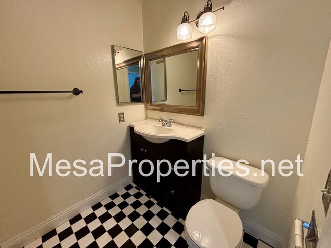 Building Photo - 118 N Glendora Ave