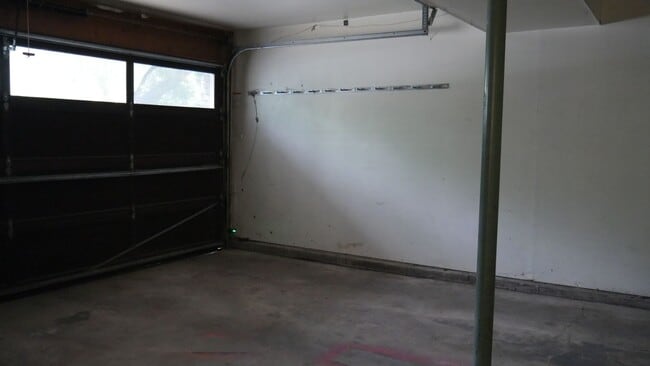 Building Photo - Single Family 3 Bed, 2 Bath w/ Big Backyar...