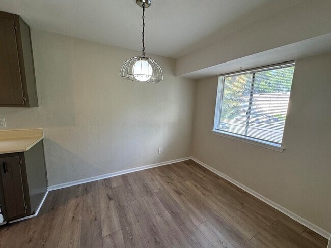 Building Photo - 1401 Lazy Brook