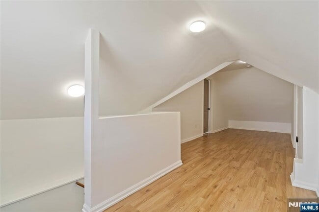 Building Photo - 87 James St