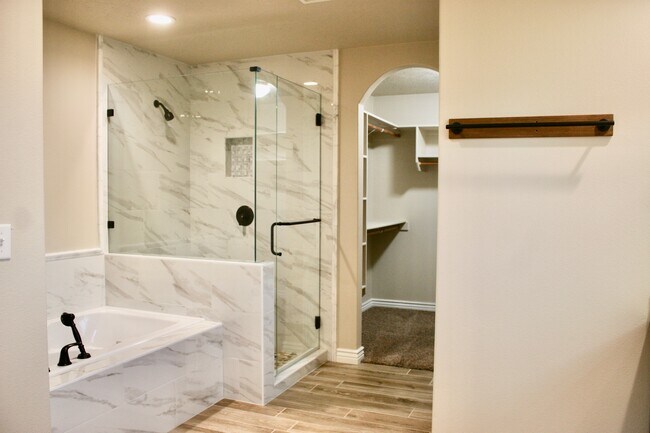 Building Photo - Silver Lining