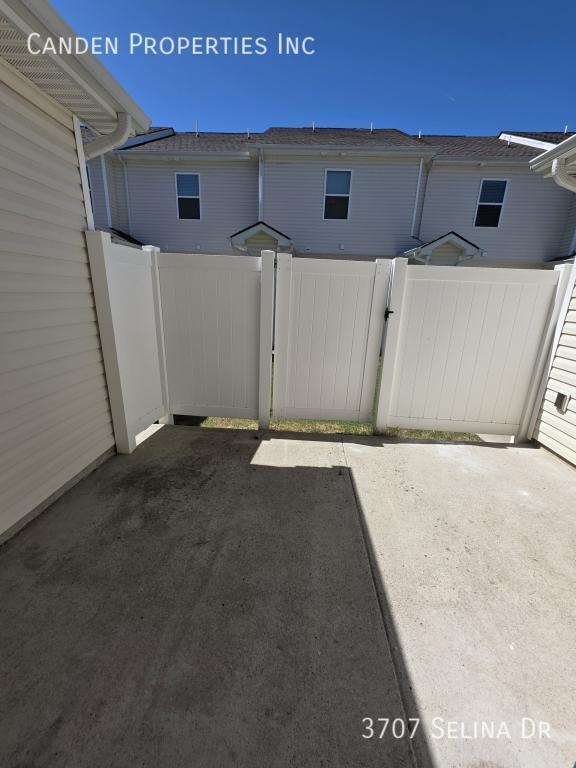 Building Photo - 3707 Selina Dr