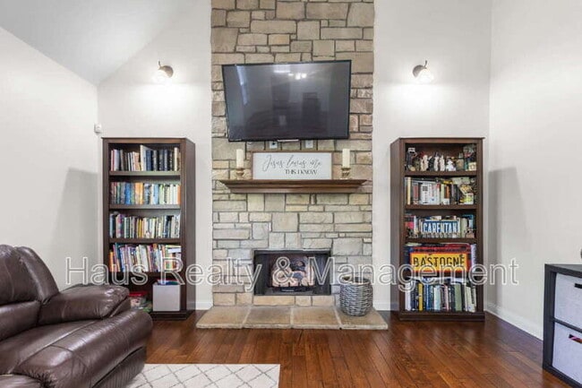 Building Photo - 752 Cavalier Dr