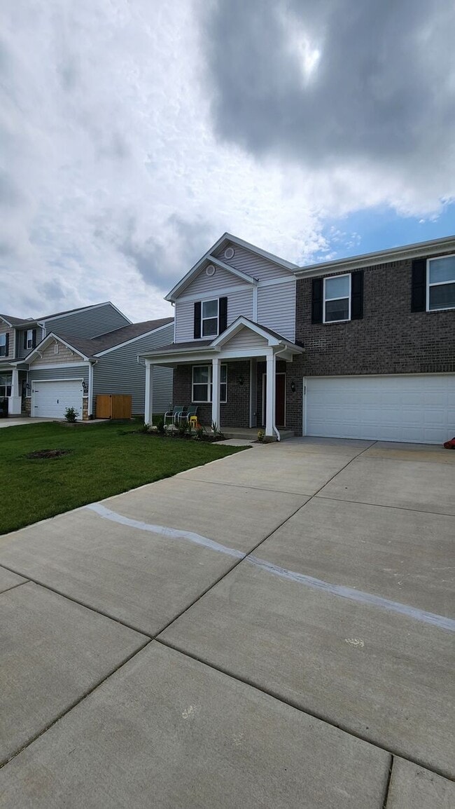 Building Photo - Spacious 4 Beds 3 Baths in Shelbyville