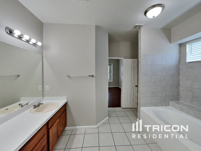 Building Photo - 5615 Bear Paw Cir