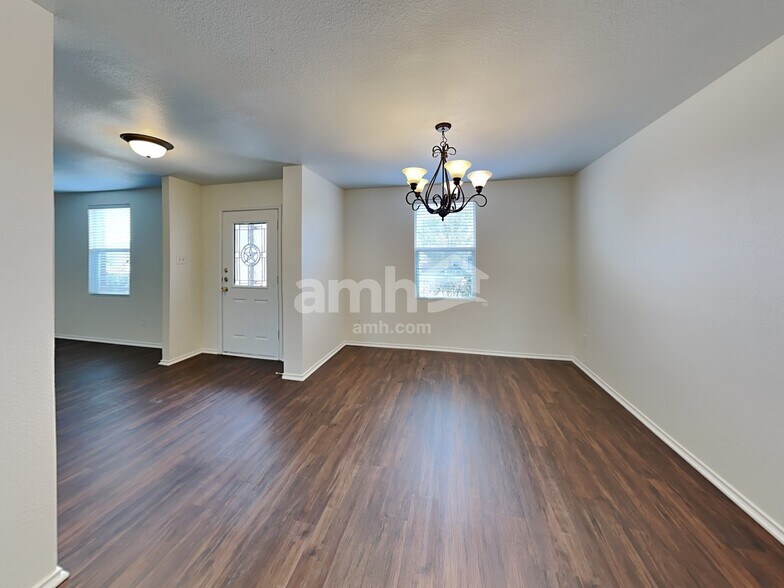 Building Photo - 1409 Laurel Ln