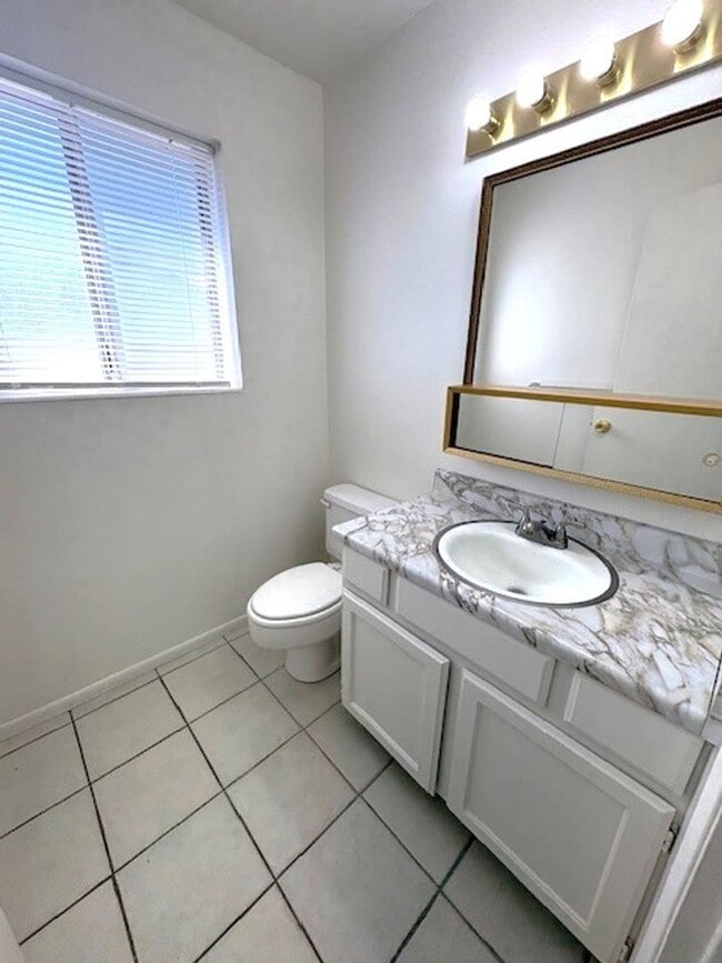 Building Photo - 3 Bedroom Townhome in Sandy!
