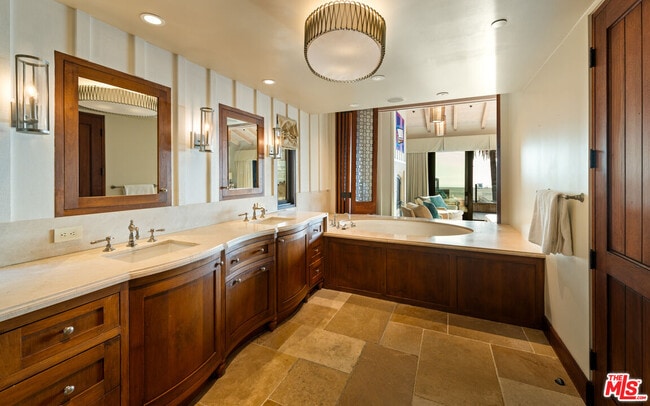 Building Photo - 964 Palisades Beach Rd