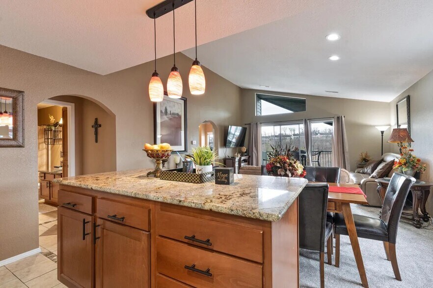 Building Photo - 2700 Green Mountain Dr