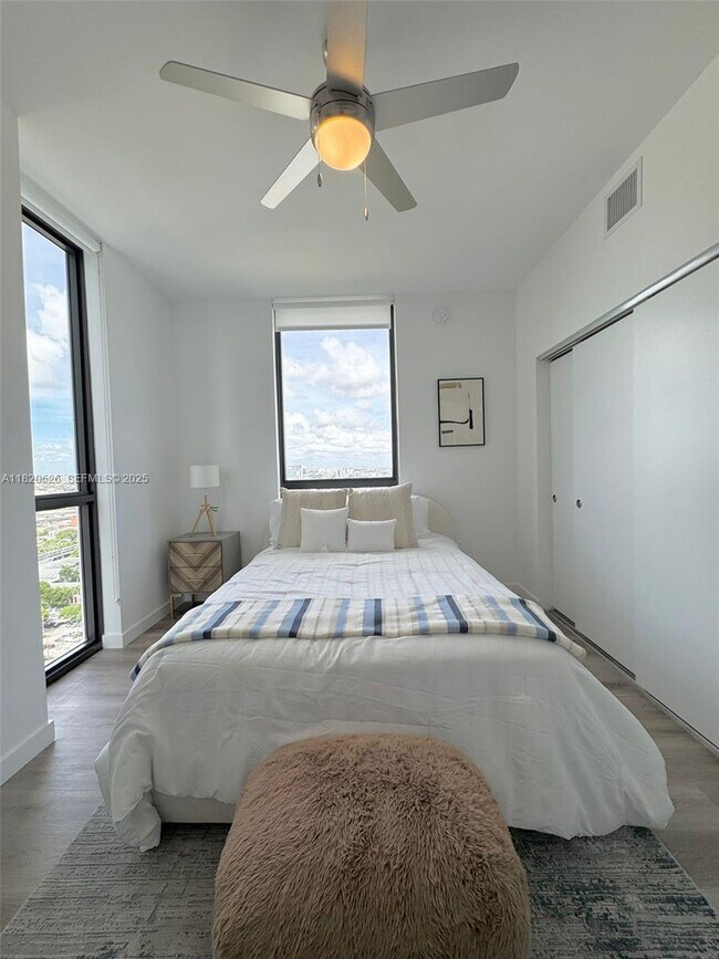 Building Photo - 1642 NE 1st Ave