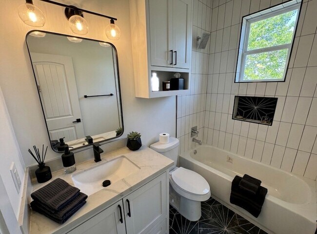 Building Photo - 505 E 40th St