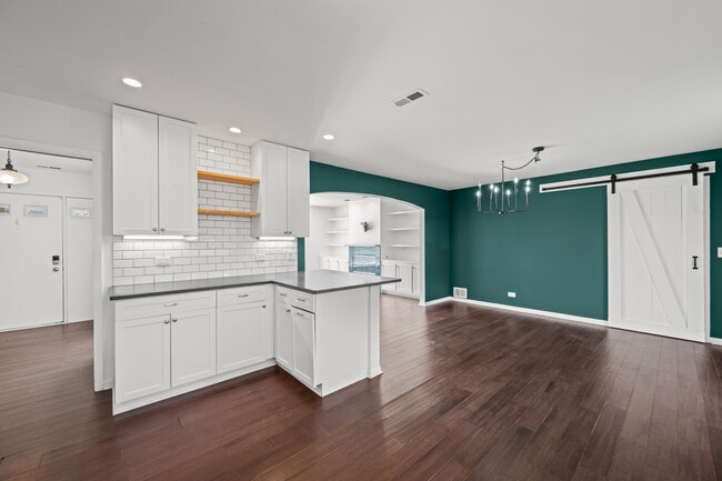 Building Photo - 523 Elm St