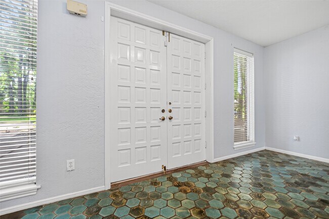 Building Photo - 8103 Oak Moss Dr