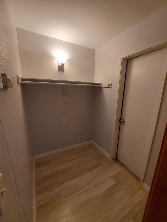 Building Photo - Cozy 2 Bedroom w/ Den close to JTNP
