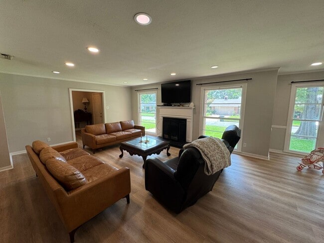 Building Photo - Coming Soon: Spacious 3 Bedroom 2 Bath-Hom...